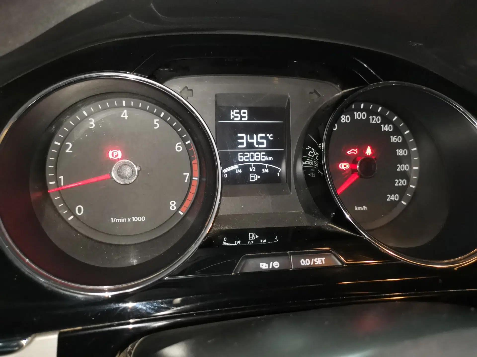 Volkswagen Bora 2013 1.6L Manual Comfort Model — миниатюра 12