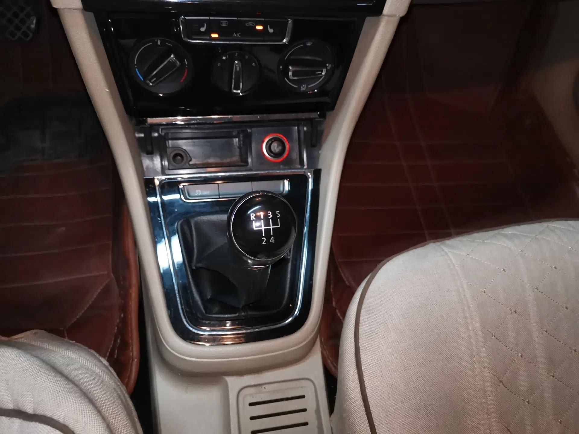Volkswagen Bora 2013 1.6L Manual Comfort Model — миниатюра 14