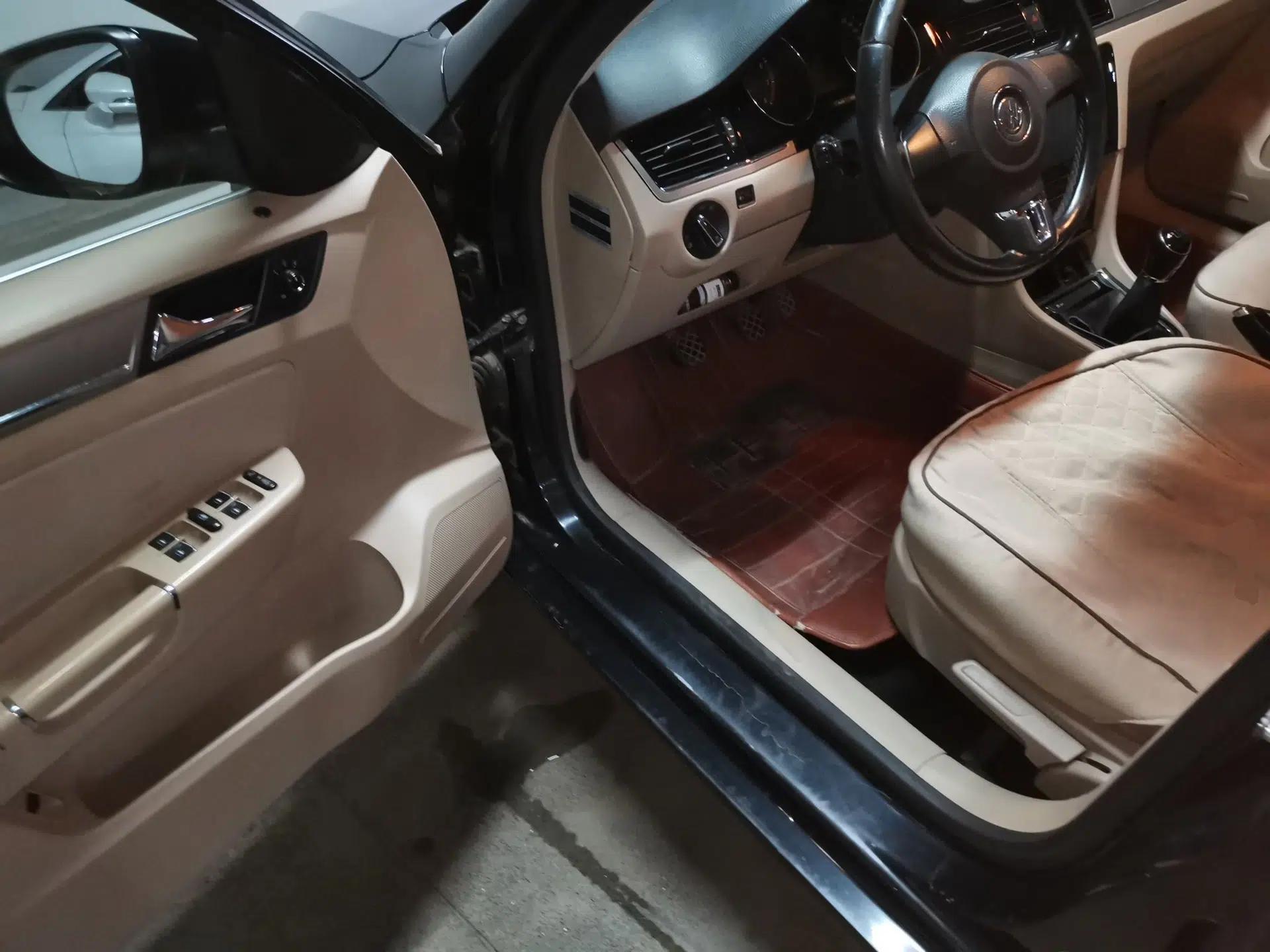 Volkswagen Bora 2013 1.6L Manual Comfort Model — миниатюра 16