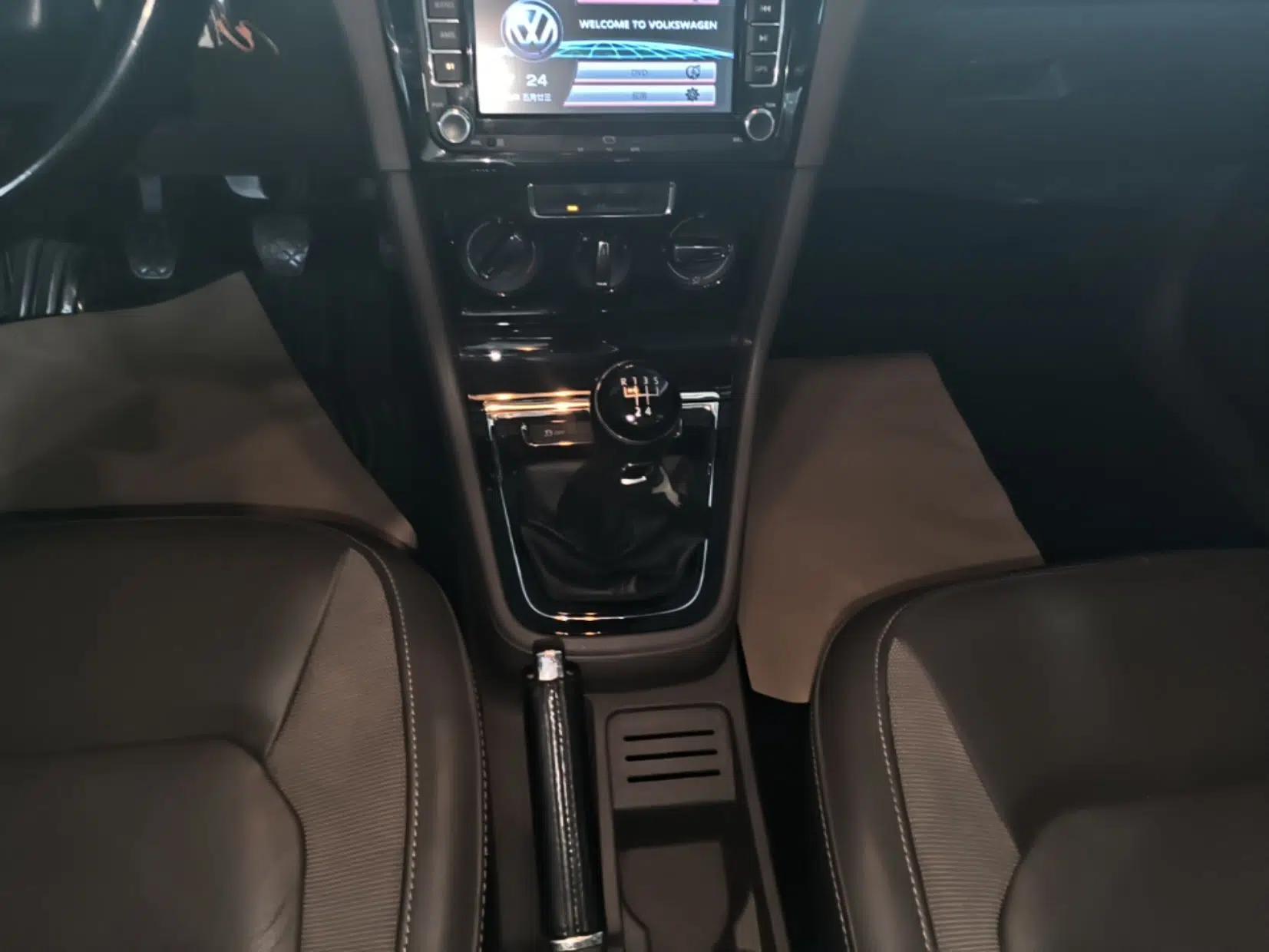 Volkswagen Bora 2014 1.6L Manual Comfort Model — миниатюра 16