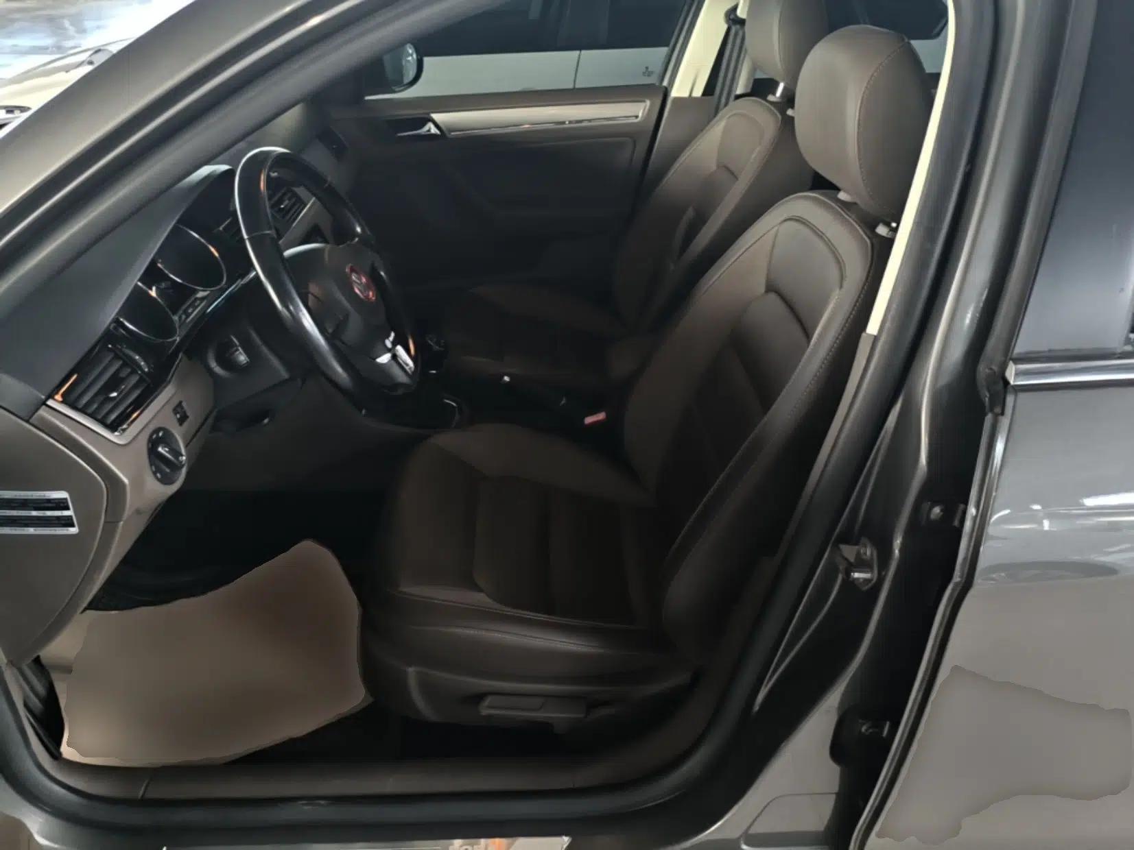 Volkswagen Bora 2014 1.6L Manual Comfort Model — миниатюра 17