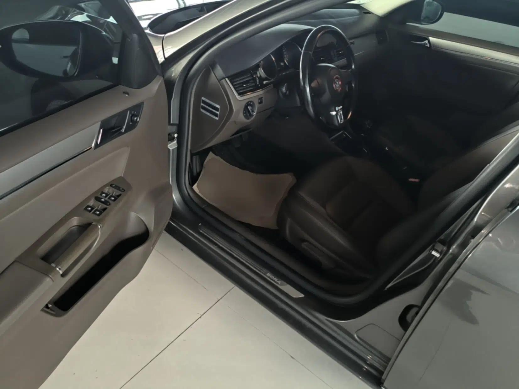 Volkswagen Bora 2014 1.6L Manual Comfort Model — миниатюра 18