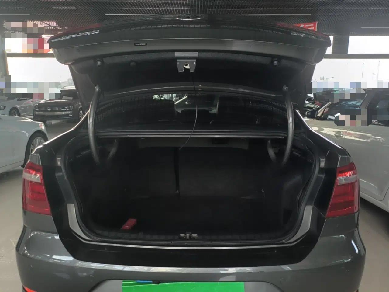 Volkswagen Bora 2014 1.6L Manual Comfort Model — миниатюра 22