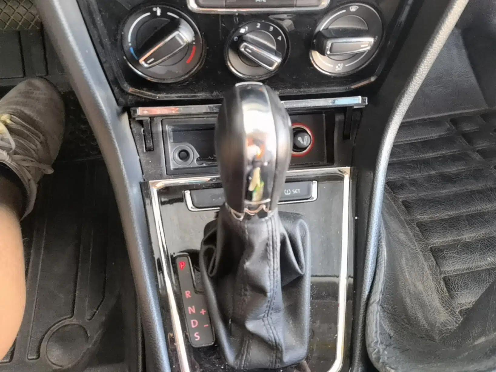 Volkswagen Bora 2016 1.6L Automatic Comfort Model — миниатюра 16