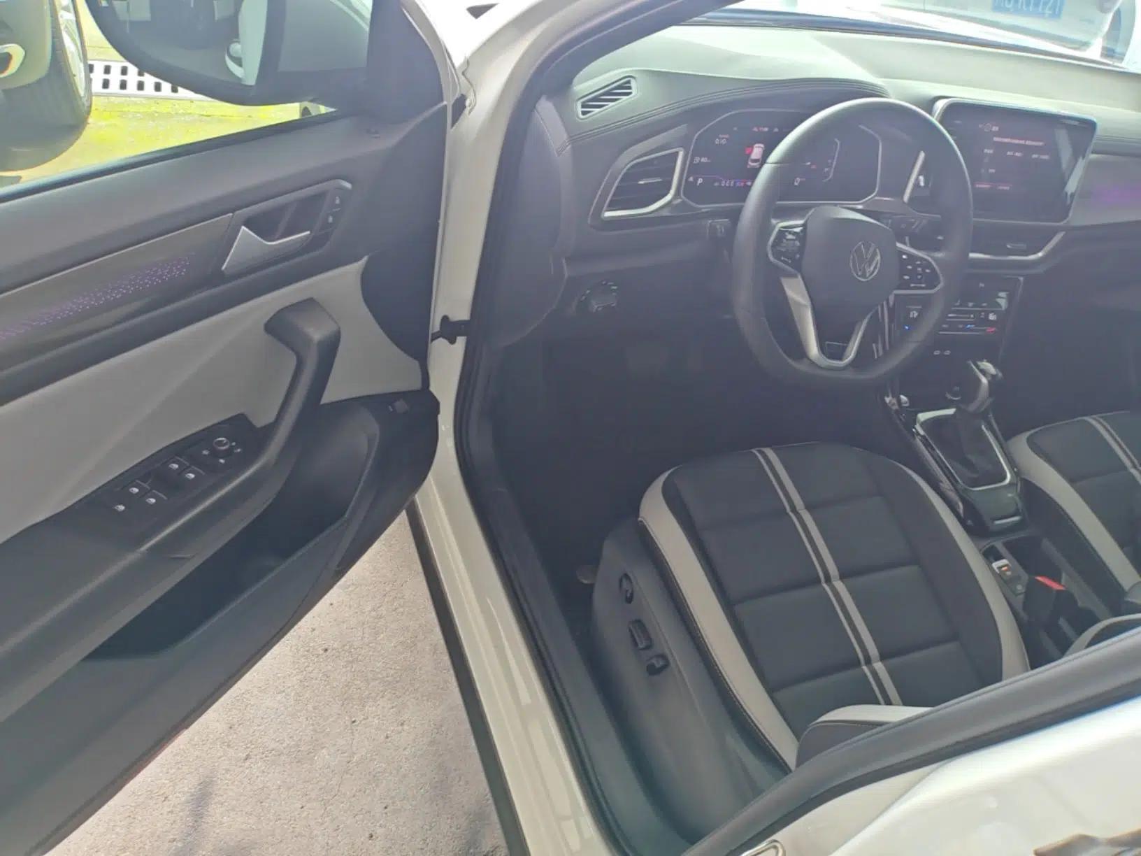 Volkswagen T-ROC 2025 Facelifted 300TSI DSG Two-Wheel-Drive Chen Guang Edition — миниатюра 18