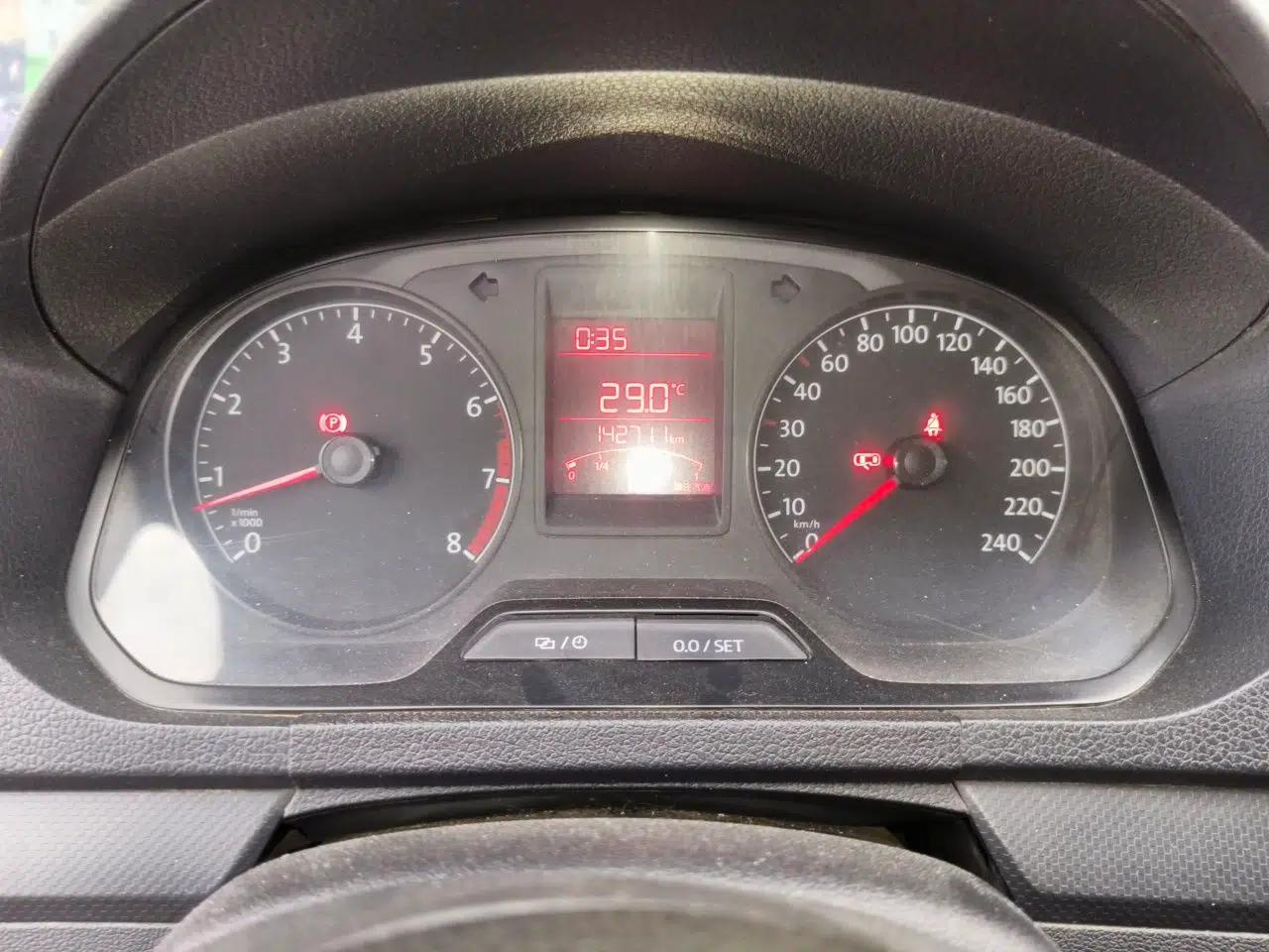 Volkswagen Jetta 2015 Value Edition 1.6L Manual Fashionable Style — миниатюра 11