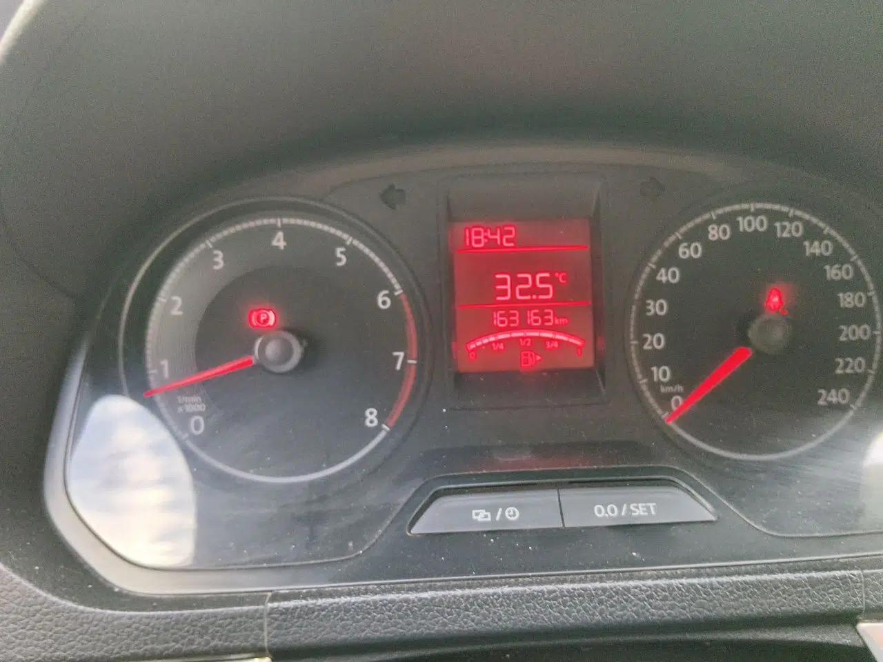 Volkswagen Jetta 2017 1.5L Manual Fashion Edition — миниатюра 12