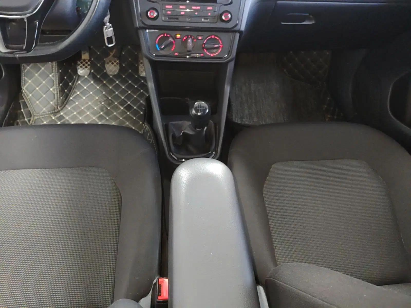 Volkswagen Jetta 2017 1.4L Manual Fashion Edition — миниатюра 16