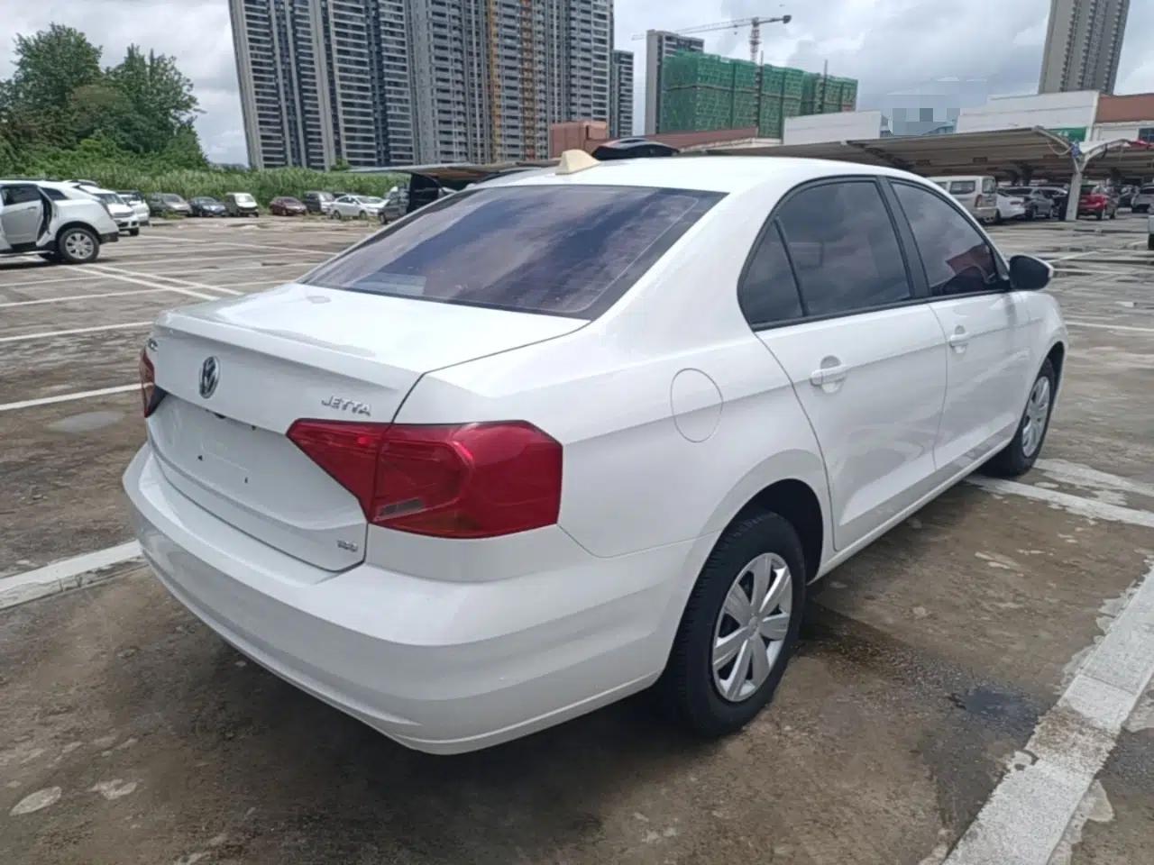 Volkswagen Jetta 2017 1.5L Manual Fashion Edition — миниатюра 6