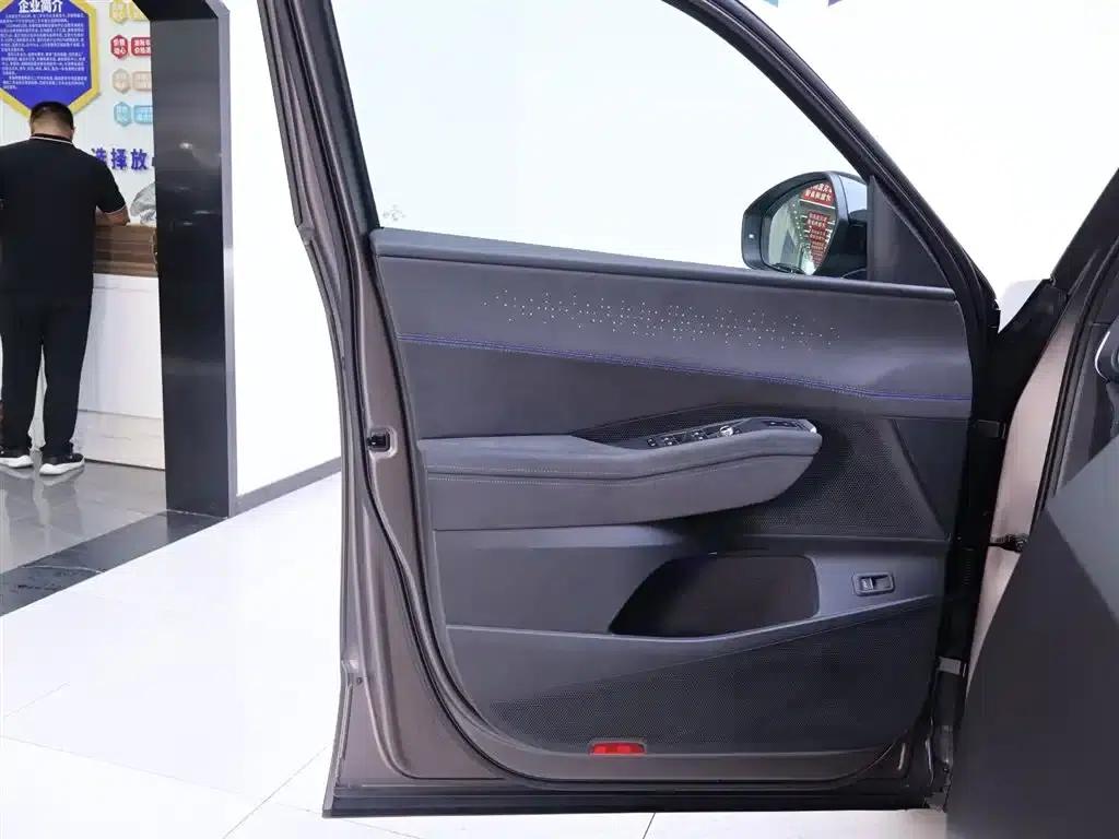 2025 Teramont Pro 450TSI 4WD Summit Edition — миниатюра 17