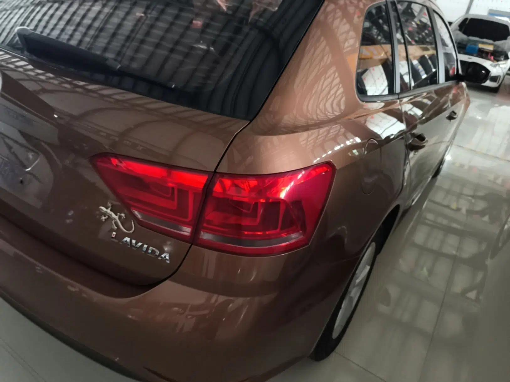 Volkswagen Gran Lavida 2015 1.6L Automatic Fashion Edition — миниатюра 9