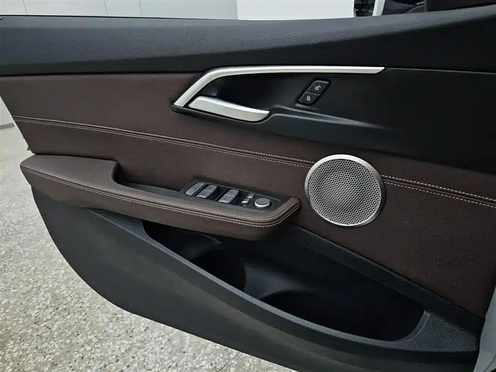 BMW 1 Series 2023 125i M Sport Shadow Edition — миниатюра 8