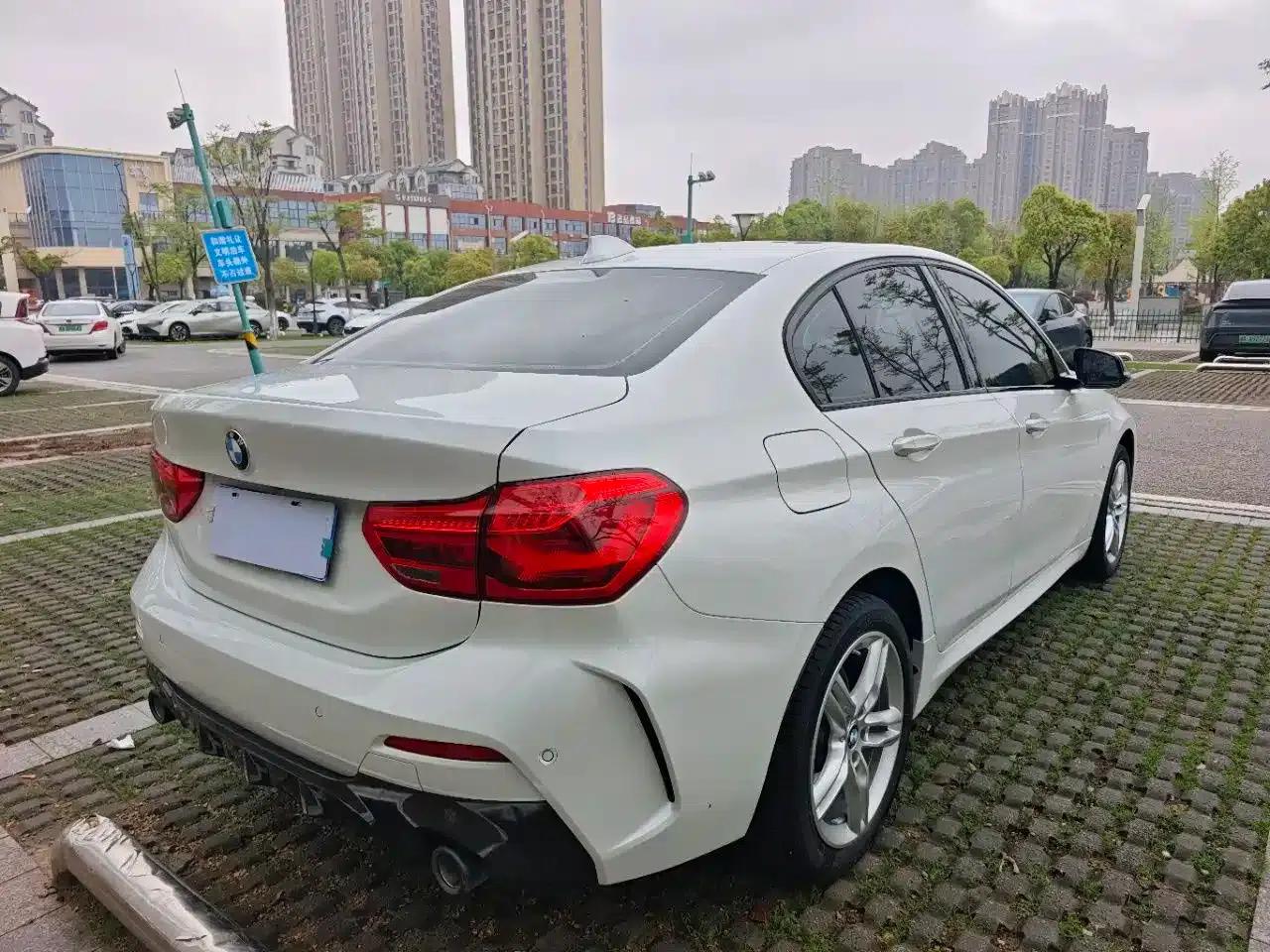 2022 BMW 1 Series 120i M Sport Shadow Edition — миниатюра 4