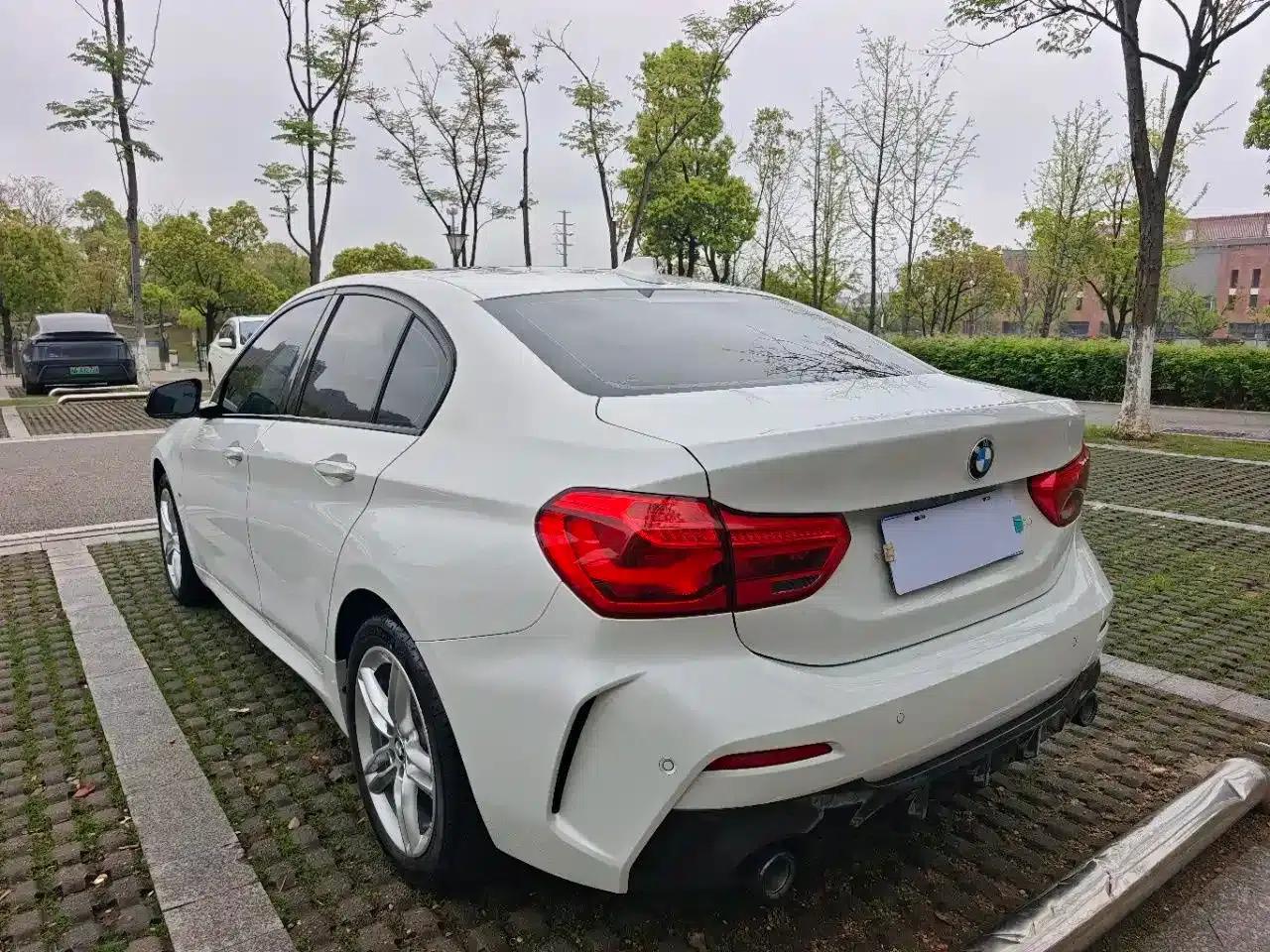 2022 BMW 1 Series 120i M Sport Shadow Edition — миниатюра 6