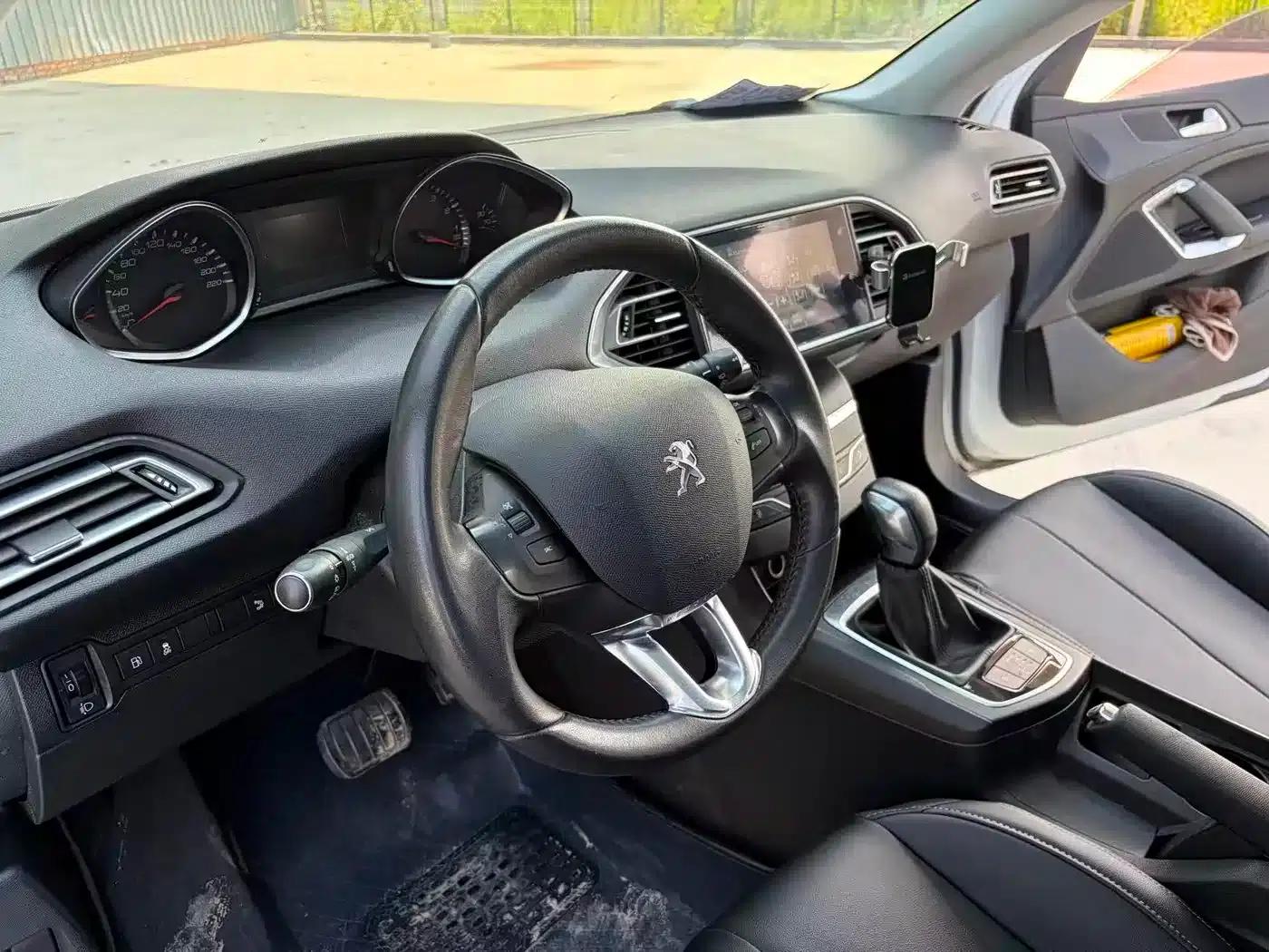 Peugeot 308S 2015 1.2T Automatic Sporty Edition — миниатюра 13