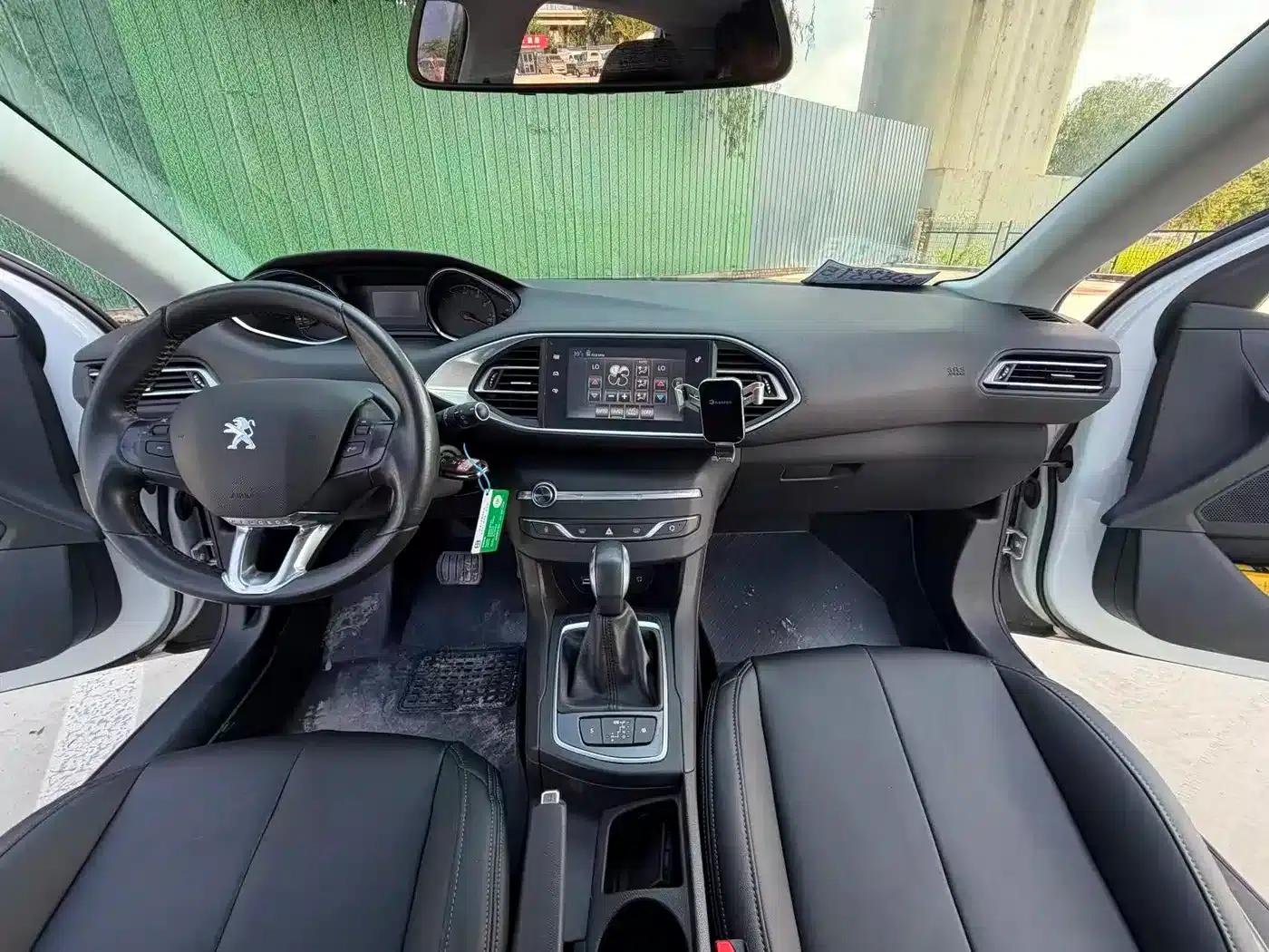 Peugeot 308S 2015 1.2T Automatic Sporty Edition — миниатюра 14