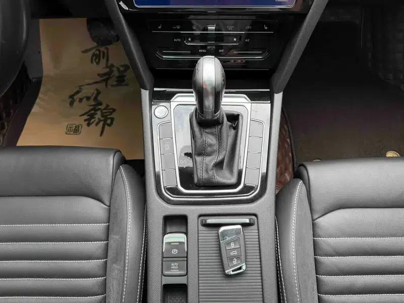2020 Volkswagen Passat 330TSI DSG Leading Edition — миниатюра 12