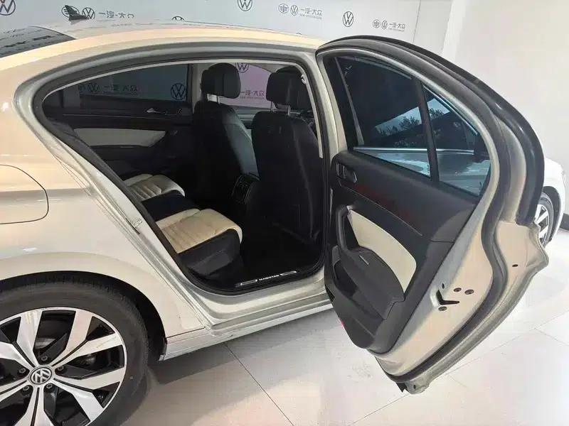 2017 Volkswagen Passat 380TSI DSG Flagship Edition — миниатюра 12