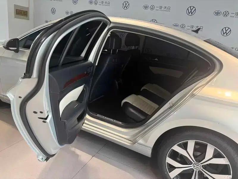2017 Volkswagen Passat 380TSI DSG Flagship Edition — миниатюра 17
