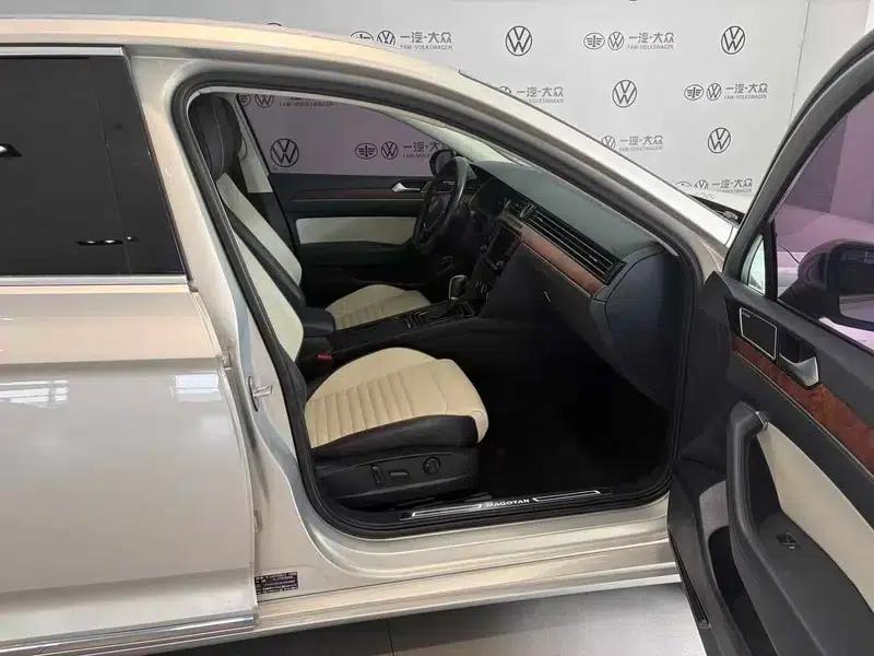 2017 Volkswagen Passat 380TSI DSG Flagship Edition — миниатюра 18