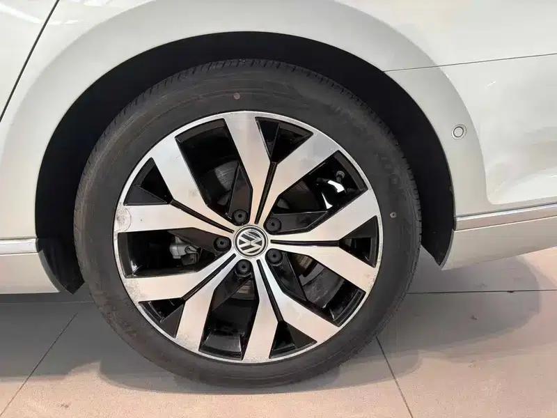 2017 Volkswagen Passat 380TSI DSG Flagship Edition — миниатюра 9
