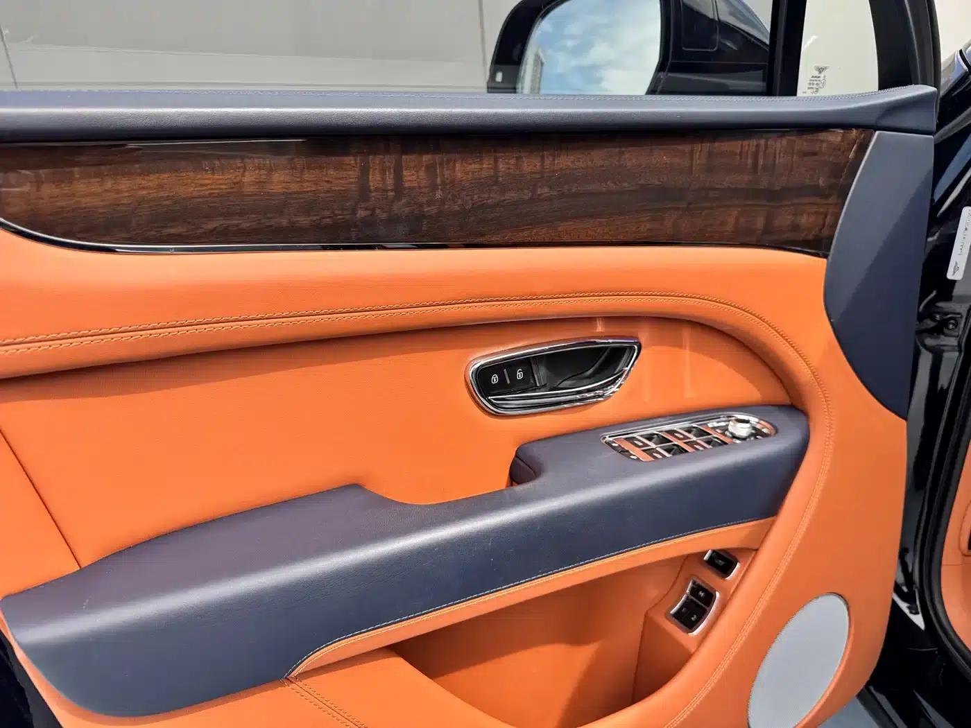 Bentayga Plug-in Hybrid 2021 3.0T PHEV — миниатюра 11