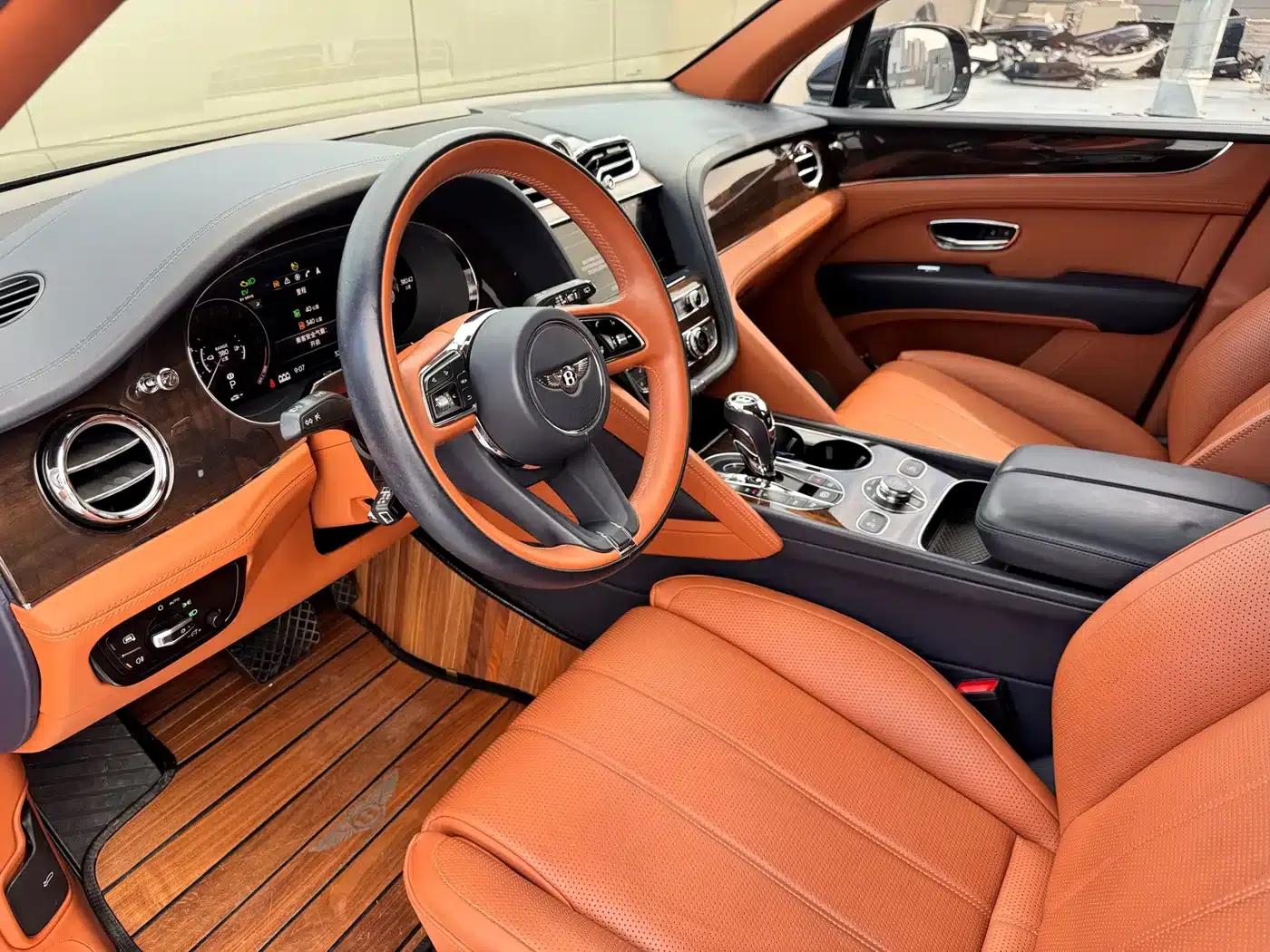 Bentayga Plug-in Hybrid 2021 3.0T PHEV — миниатюра 8