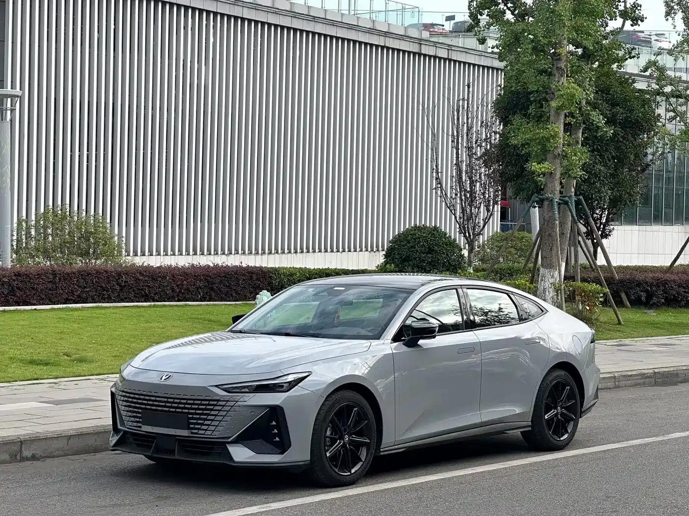 Changan UNI-V 2023 1.5T Premium Edition — миниатюра 1