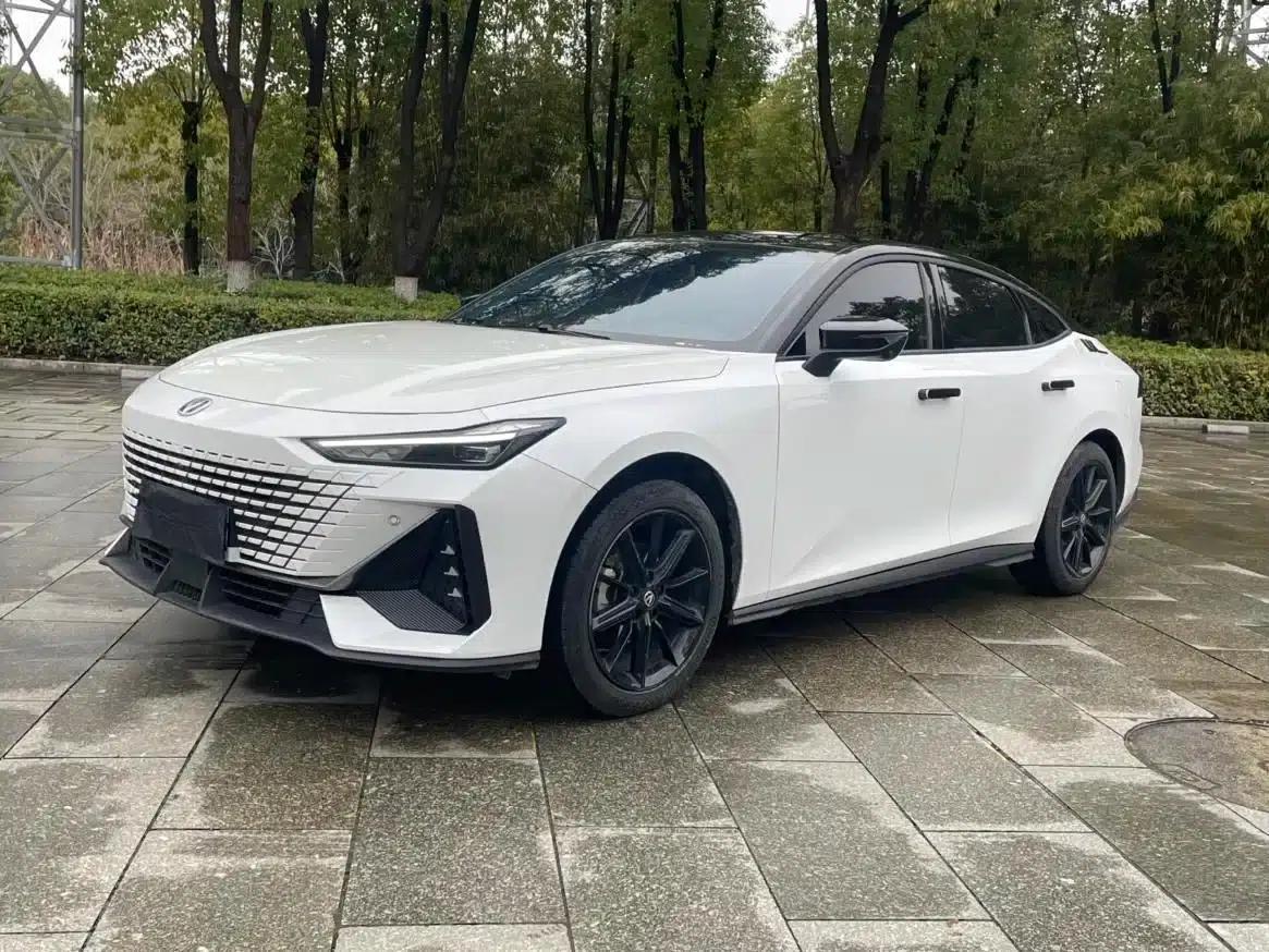 Changan UNI-V 2022 1.5T Premium Edition — миниатюра 1