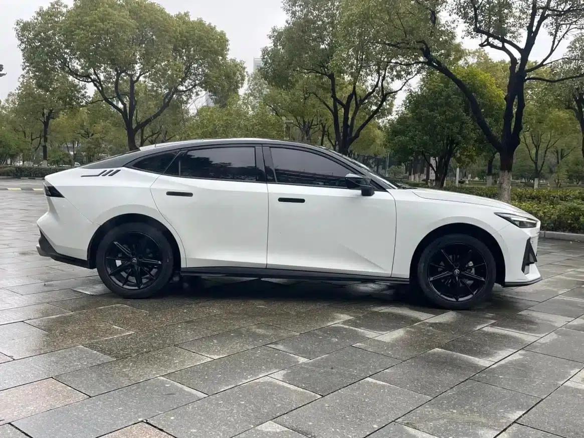 Changan UNI-V 2022 1.5T Premium Edition — миниатюра 8