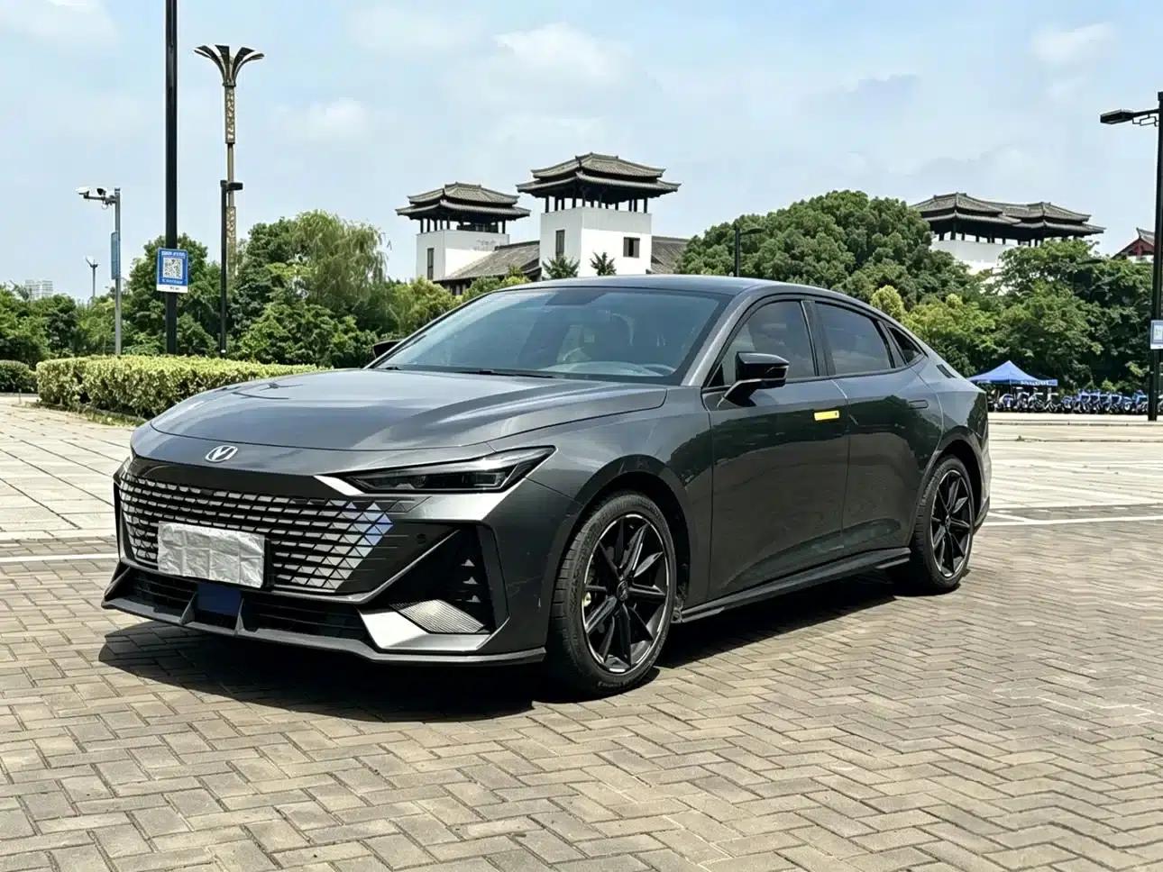 Changan UNI-V 2022 1.5T Premium Edition — миниатюра 1