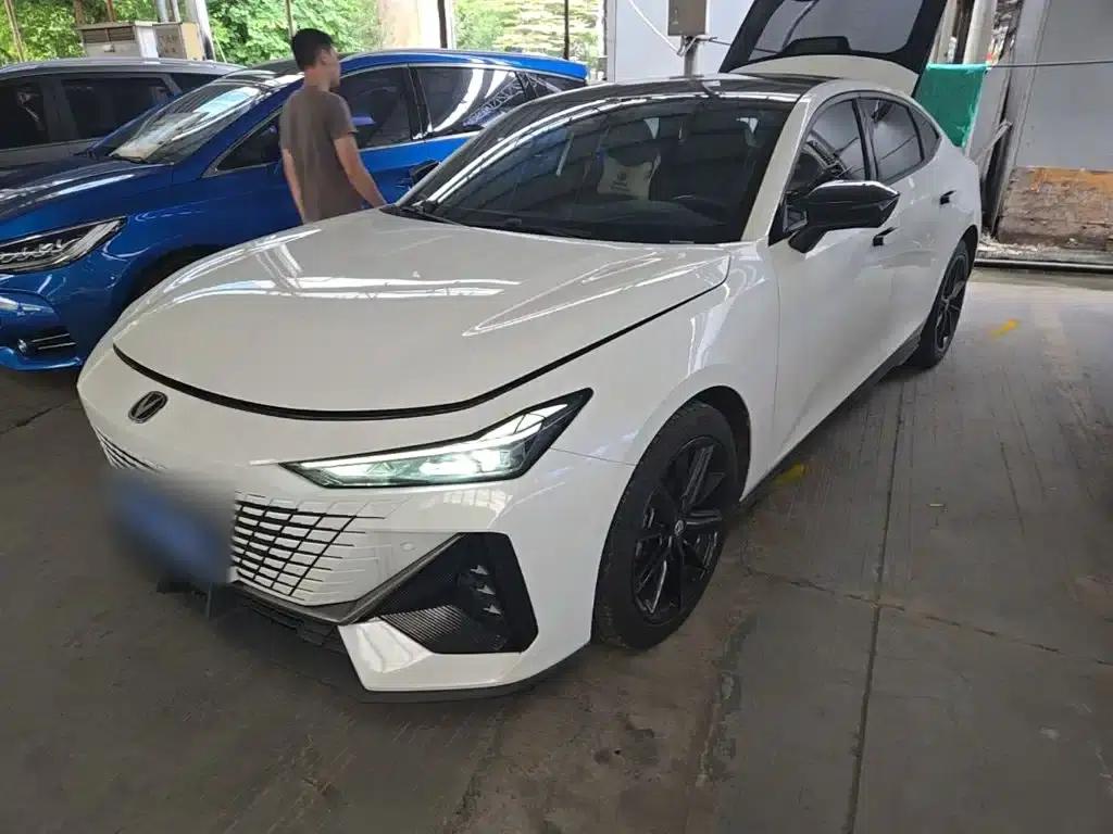 Changan UNI-V 2024 1.5T High-Performance Edition — миниатюра 2