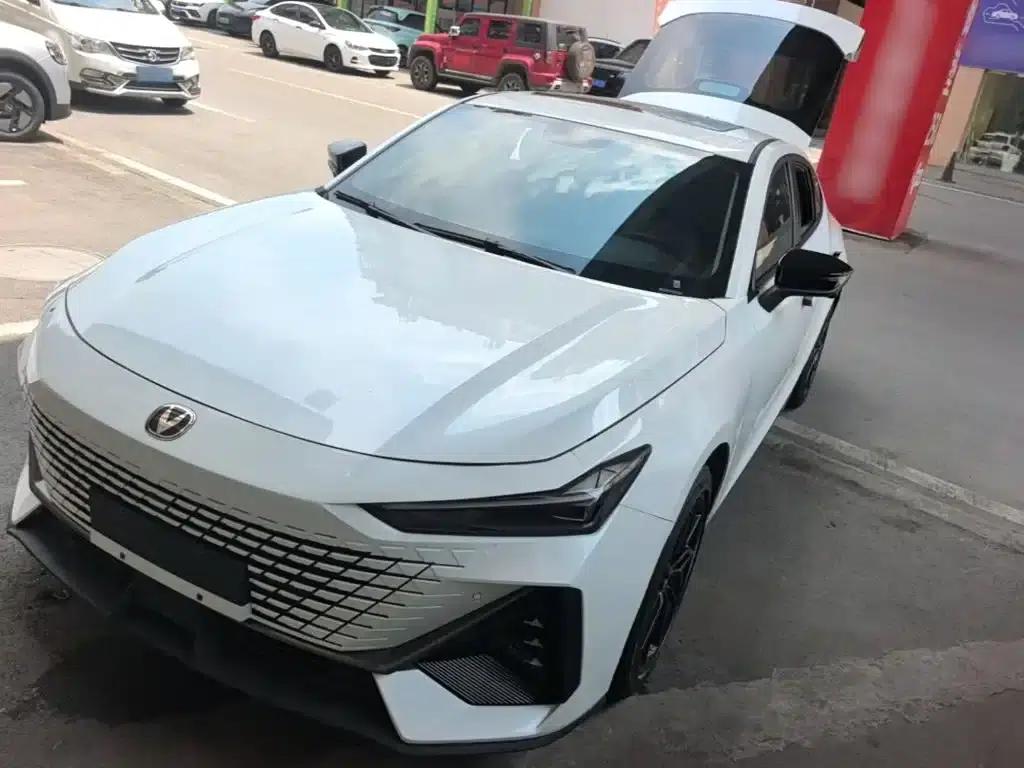 Changan UNI-V Smart Electric iDD 2023 Model, Smart Electric iDD 1.5T, 113km/h Smart Fun Edition — миниатюра 1