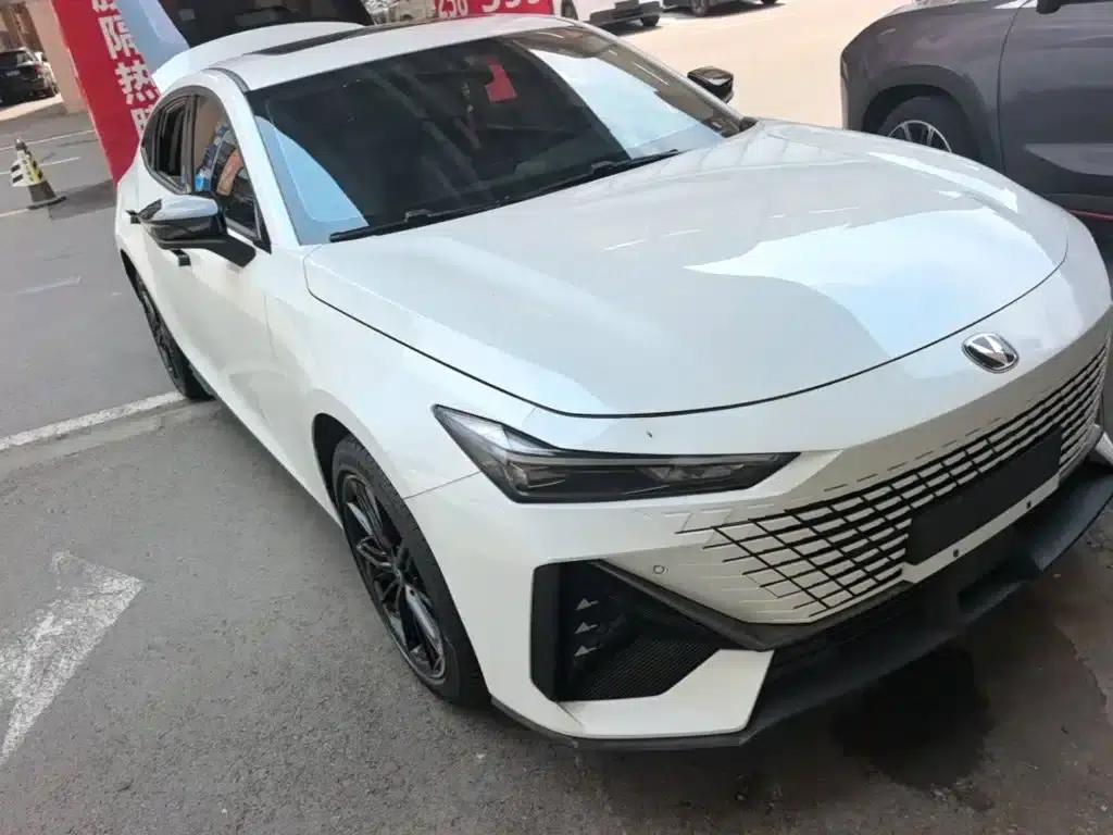 Changan UNI-V Smart Electric iDD 2023 Model, Smart Electric iDD 1.5T, 113km/h Smart Fun Edition — миниатюра 4