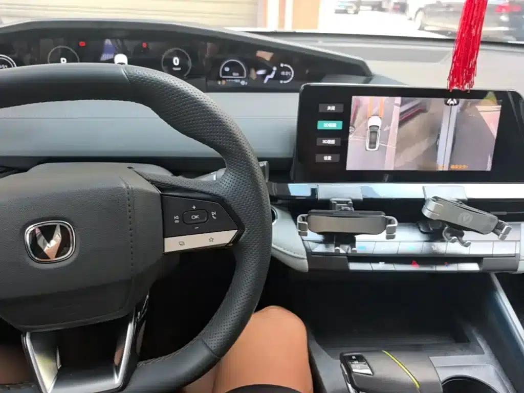 Changan UNI-V Smart Electric iDD 2023 Model, Smart Electric iDD 1.5T, 113km/h Smart Fun Edition — миниатюра 10