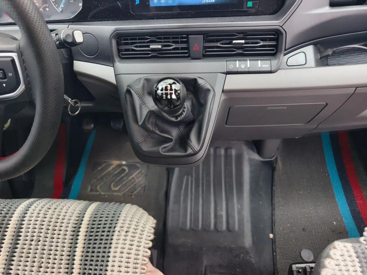 Ford Transit T8 2024 T8 2.0T Diesel Manual Mid-axle Mid-roof 6-seater Multi-function Version 2/2/2 — миниатюра 14