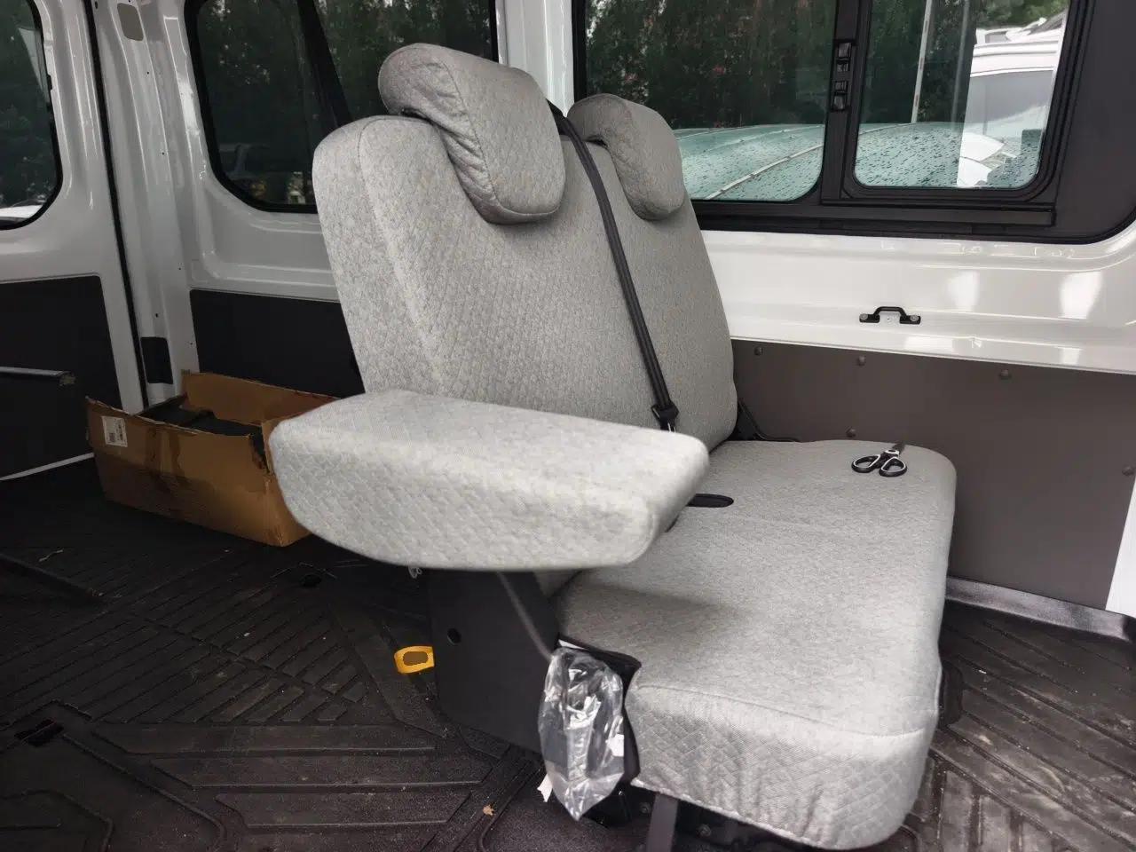 Ford Transit T8 2024 T8 2.0T Diesel Manual Mid-axle Mid-roof 6-seater Multi-function Version 2/2/2 — миниатюра 17