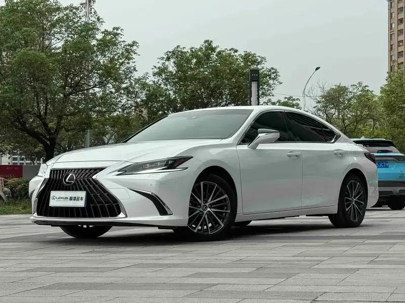 Lexus ES 2022 300h Premium Edition — миниатюра 1