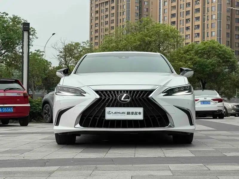 Lexus ES 2022 300h Premium Edition — миниатюра 2