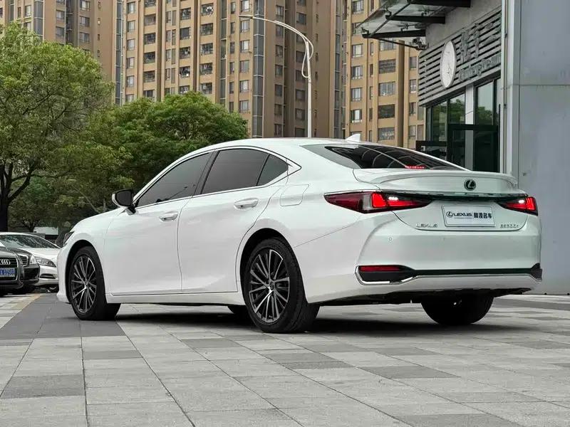 Lexus ES 2022 300h Premium Edition — миниатюра 4