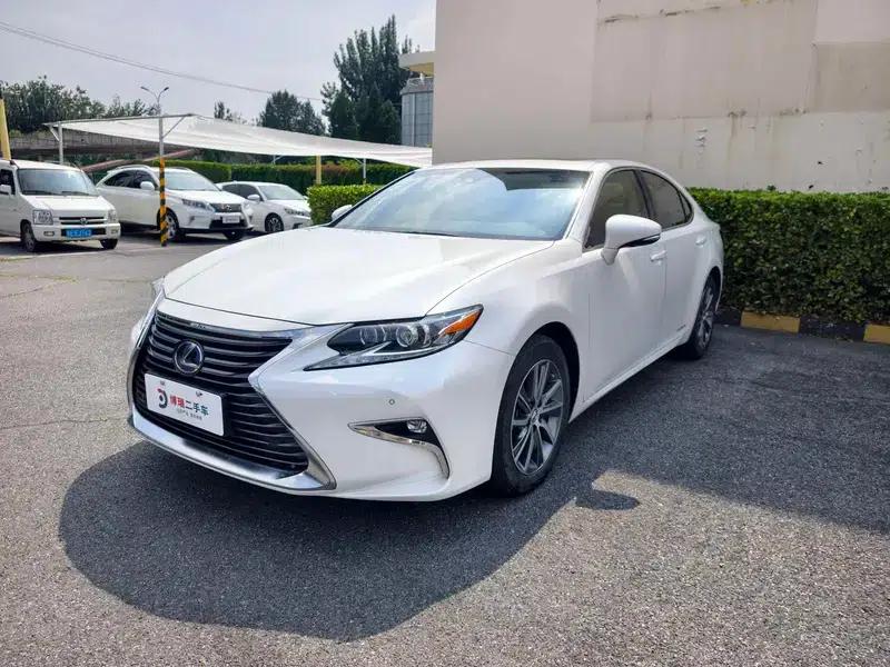 Lexus ES 2015 300h Luxury Edition — миниатюра 1