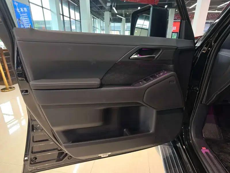 Lexus GX 2026 550h Ultra — миниатюра 12