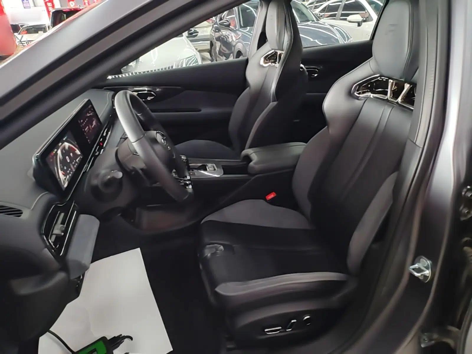 GAC Trumpchi EMPOW 2024 400T Automatic Yingbao R MAX Edition — миниатюра 17