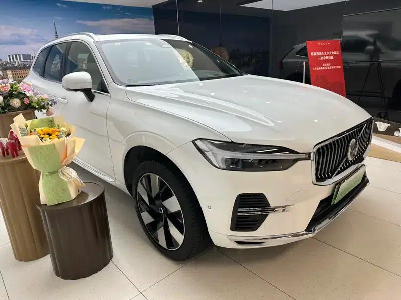 2025 Volvo XC60 PHEV T8 AWD Long Range Smart Luxury Edition — миниатюра 3