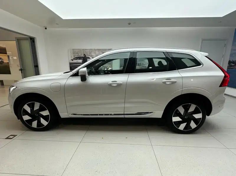2025 Volvo XC60 PHEV T8 AWD Long Range Smart Luxury Edition — миниатюра 4