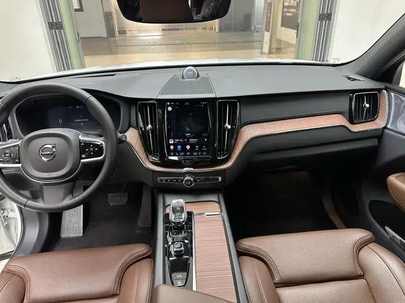 2025 Volvo XC60 PHEV T8 AWD Long Range Smart Luxury Edition — миниатюра 8