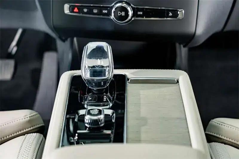 Volvo XC90 PHEV 2025 Facelift E-Drive Hybrid T8 Long Range Smart Luxury Edition 7-Seater — миниатюра 7