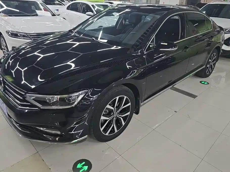 2020 Volkswagen Passat 330TSI DSG Leading Edition — миниатюра 1