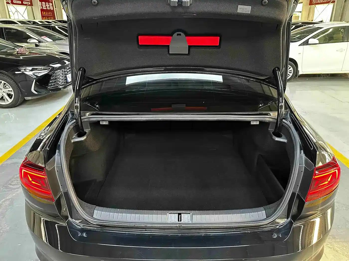 Volkswagen Magotan 2023 2 Millionth Unit Commemorative Edition 280TSI DSG Comfort Model — миниатюра 17