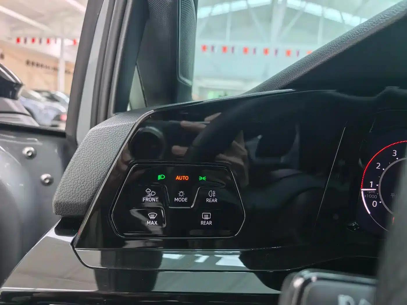 2023 Golf 280TSI DSG R-Line Lite — миниатюра 17